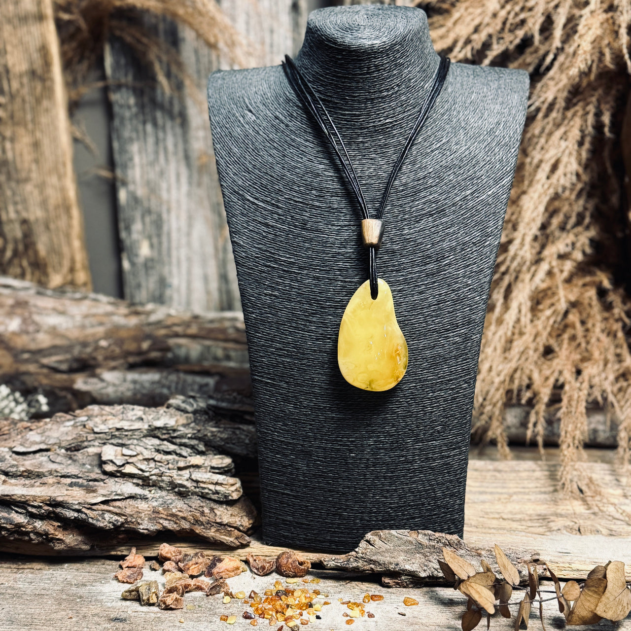 Dzintara kuloni LĀSE ar ozolkoka elementiem