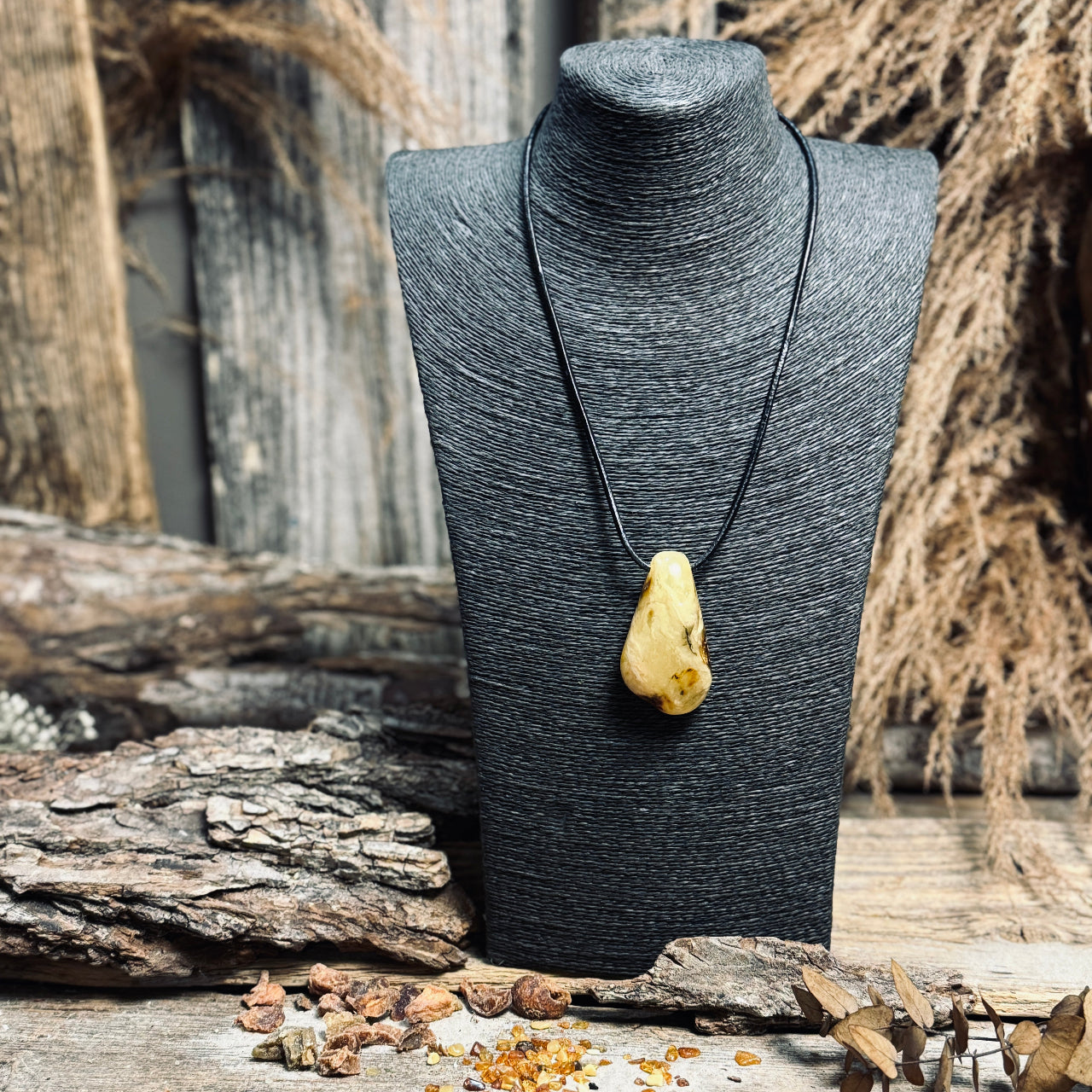 DZINTARA kuloni ādas aukliņā