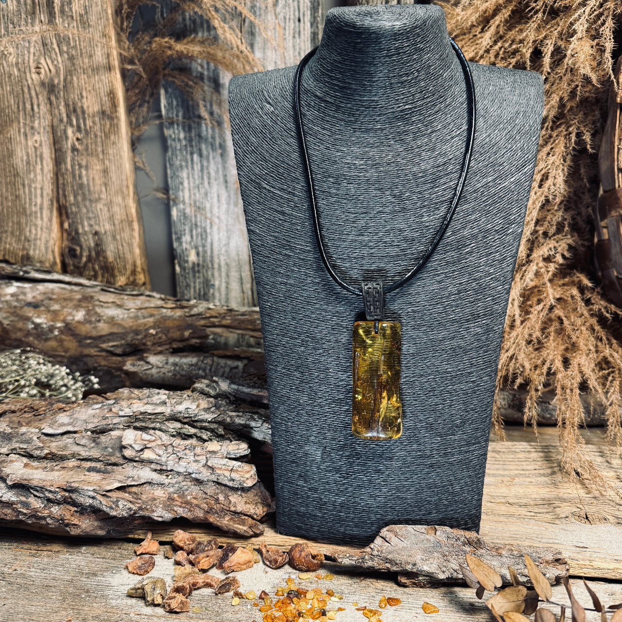 Dzintara kuloni LĀSE ar ozolkoka elementiem