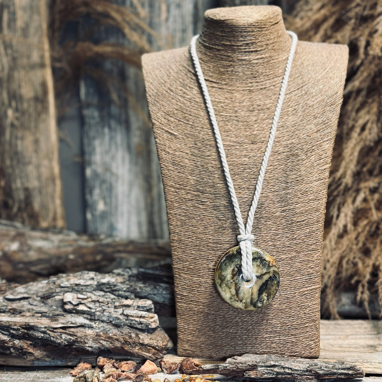 Dzintara kulons DISKS lina auklā