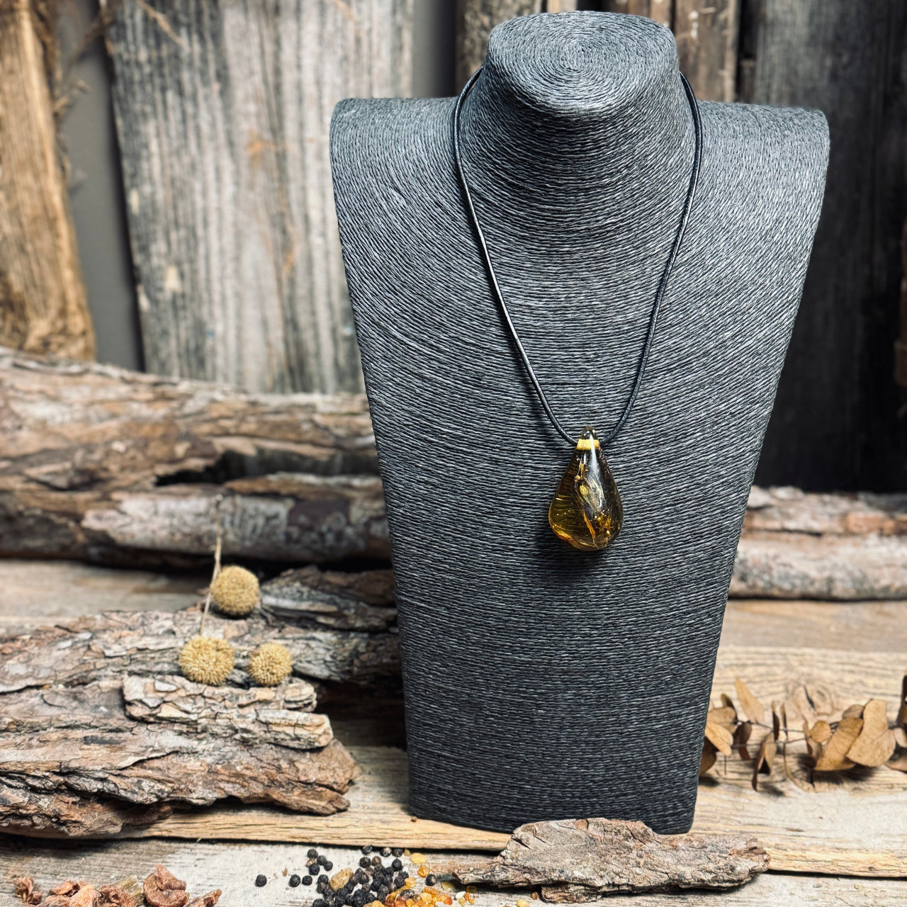 Dzintara kuloni LĀSE ar ozolkoka elementiem