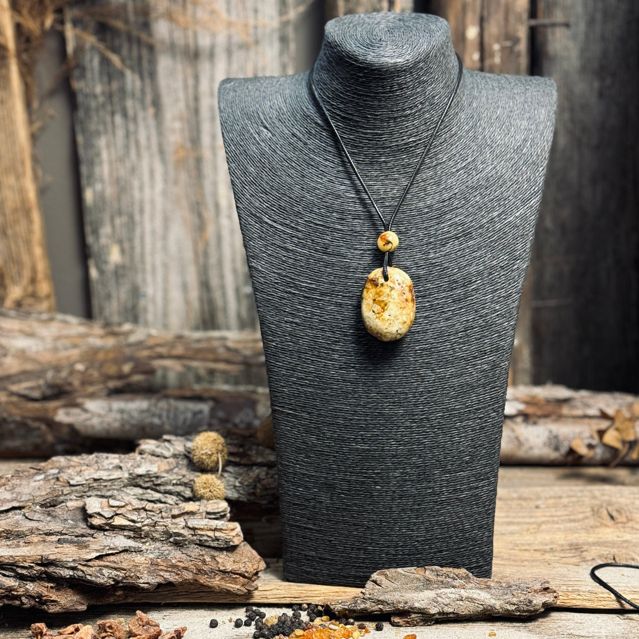 DZINTARA kuloni ādas aukliņā