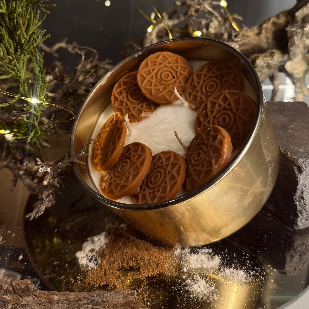 Svece PIPARKŪKA zelta traukā