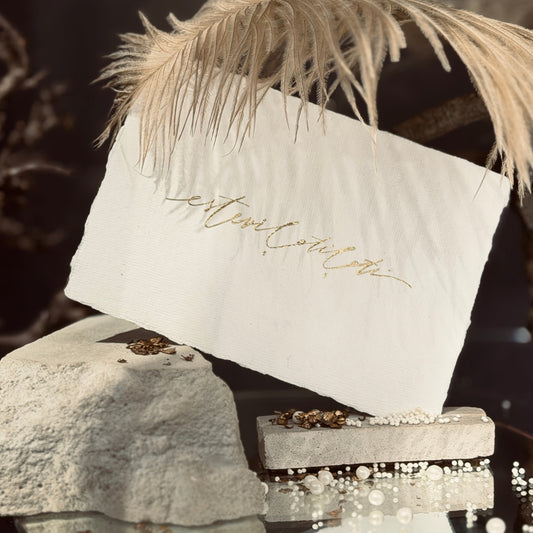 Rokām lietā papīra kartīte "esteviļotiļoti"