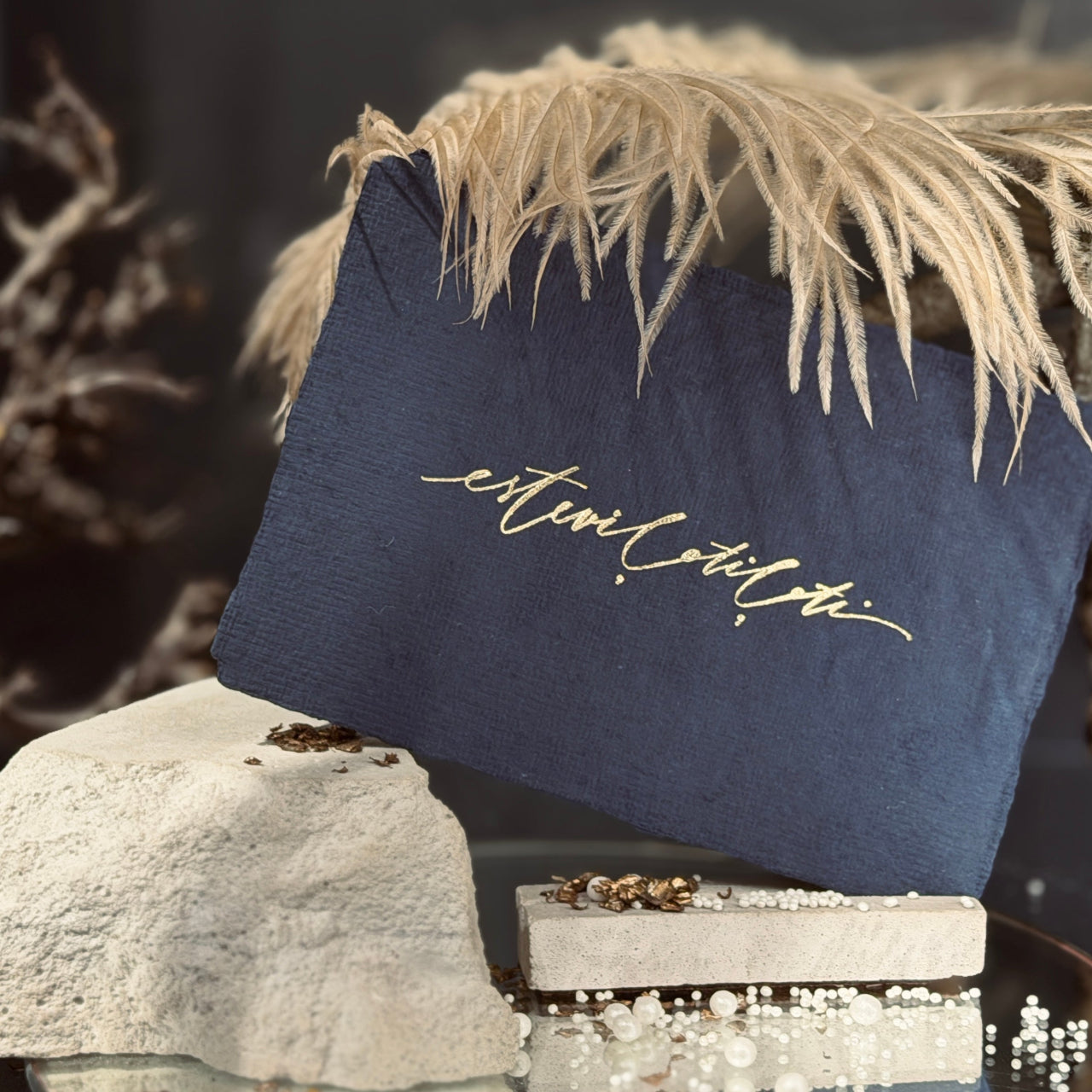 Rokām lietā papīra kartīte "esteviļotiļoti"