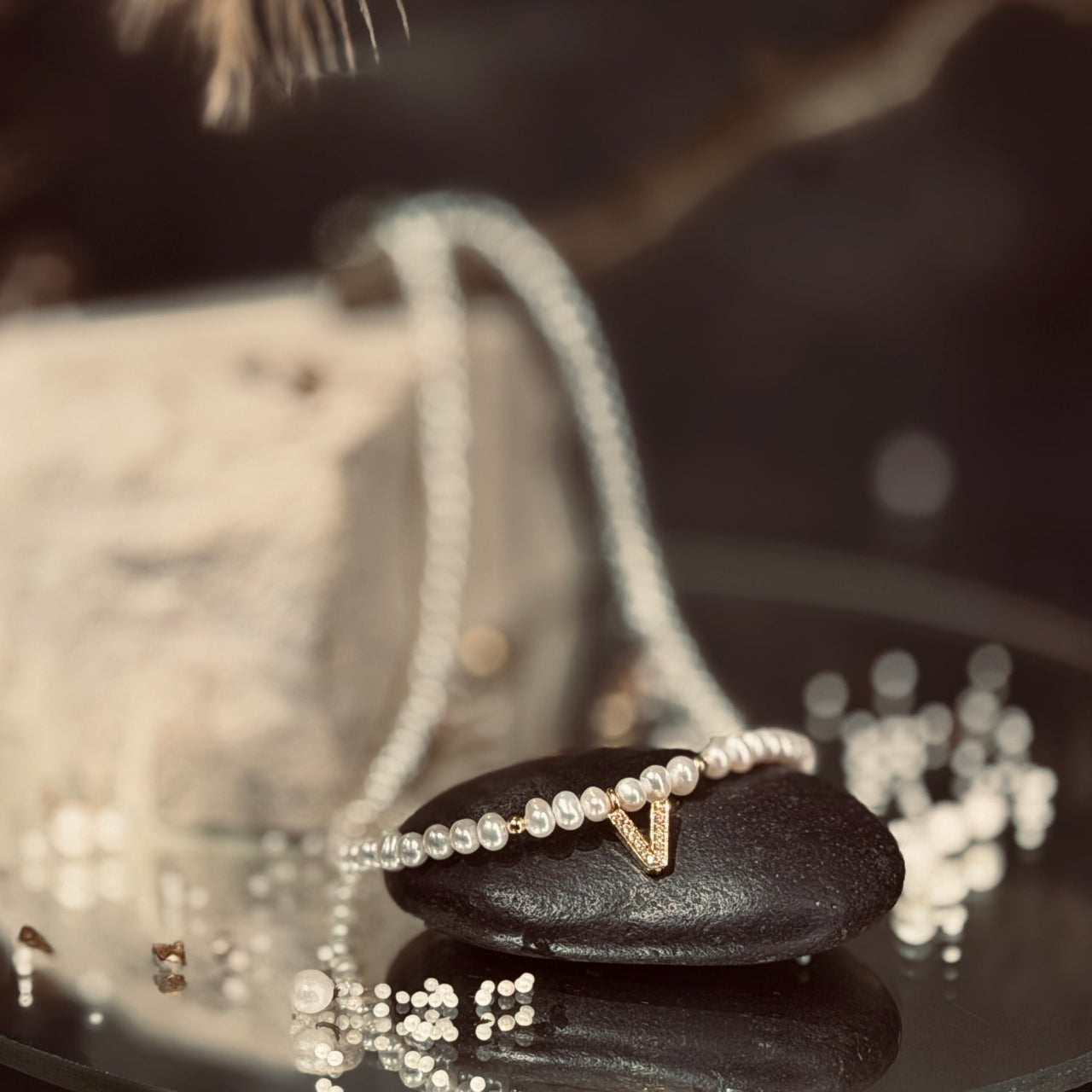 Pērļu kaklarotas ar APZELTĪTU INICIĀLI