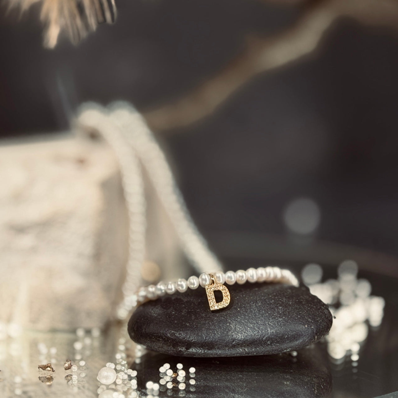 Pērļu kaklarotas ar APZELTĪTU INICIĀLI