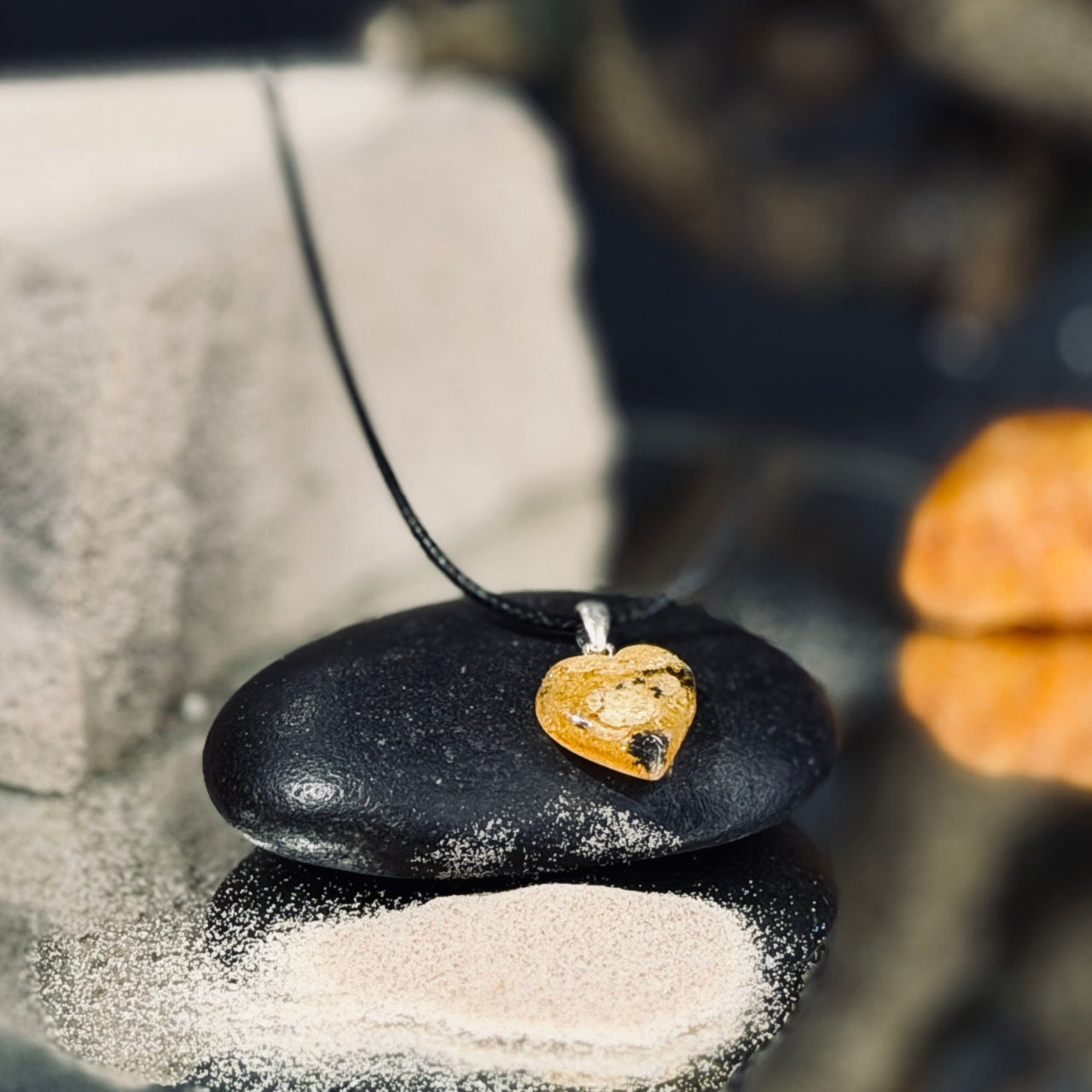 Melna aukliņa ar dzintara kulonu DZINTARA SIRDS