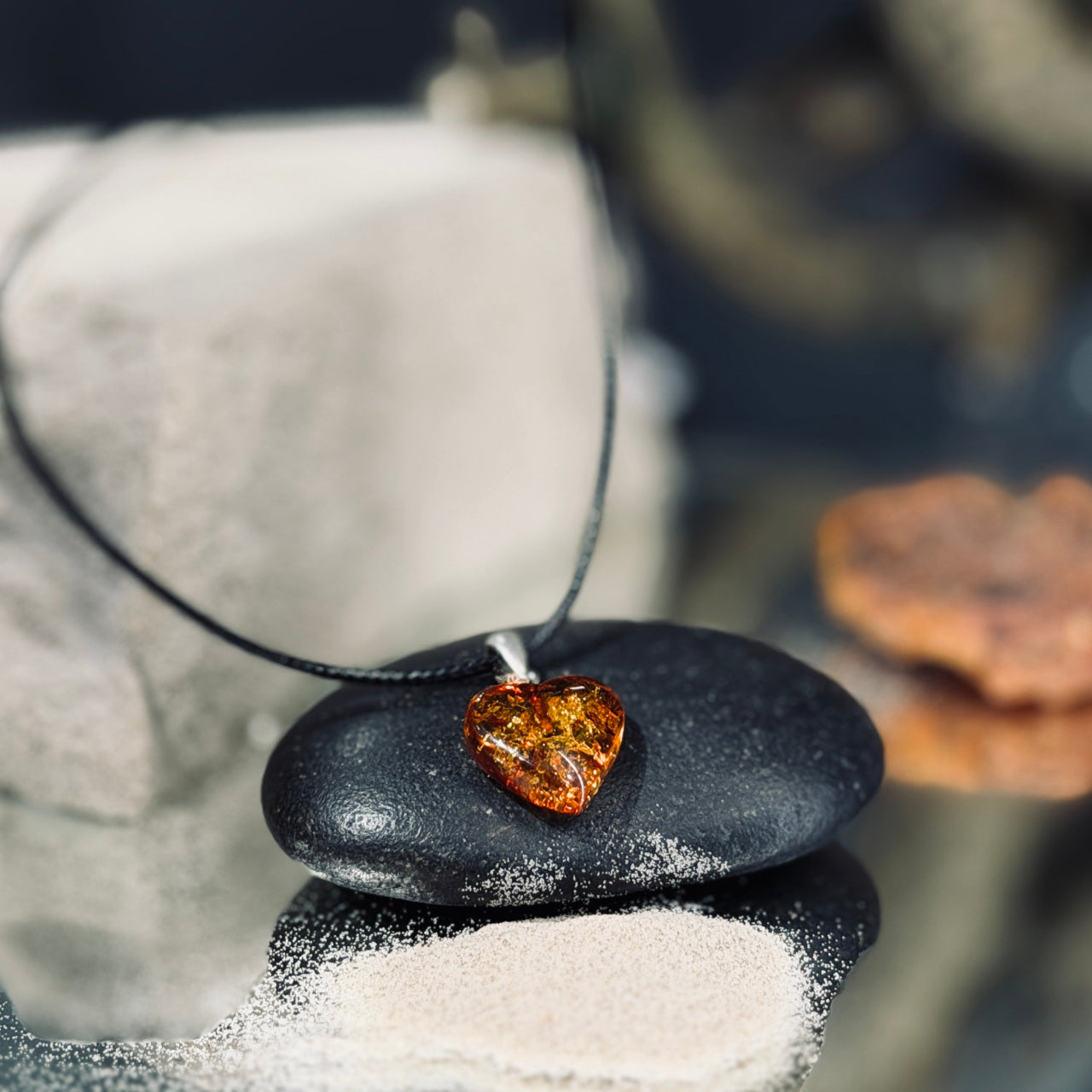 Melna aukliņa ar dzintara kulonu DZINTARA SIRDS