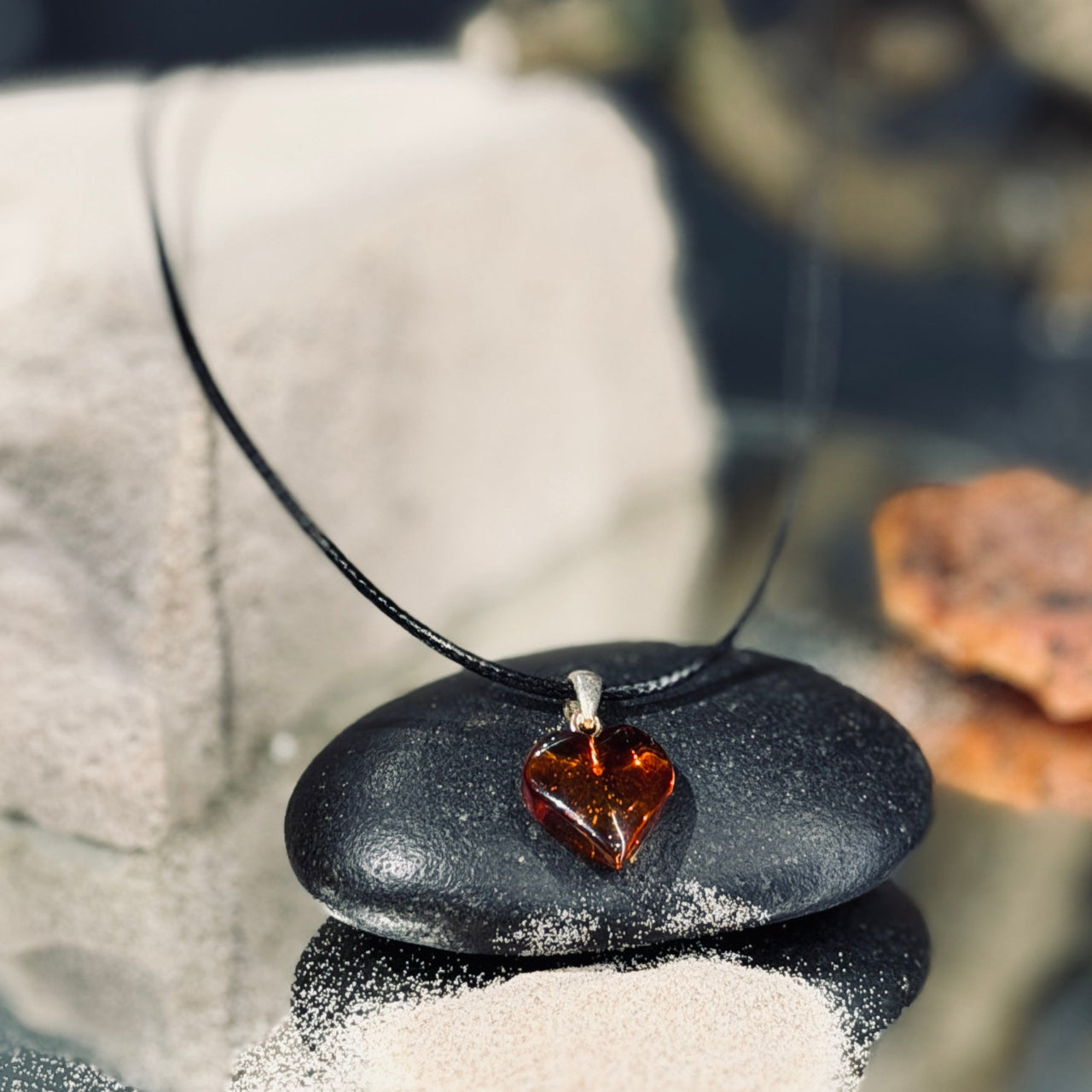 Melna aukliņa ar dzintara kulonu DZINTARA SIRDS