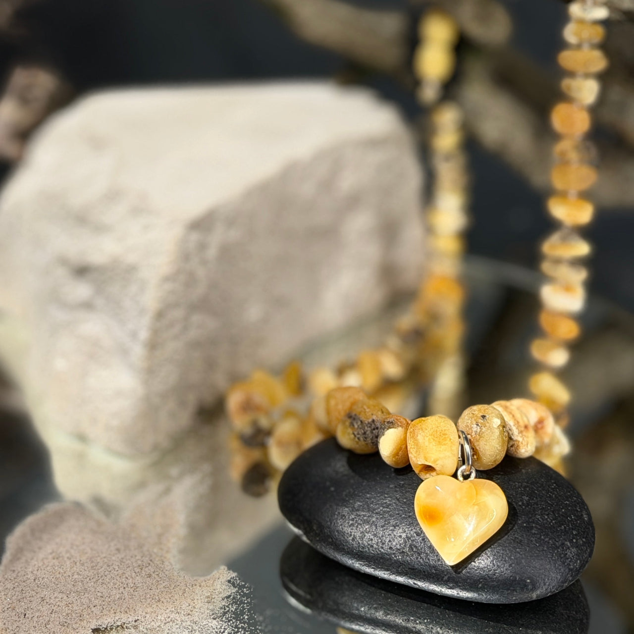 Dzintara kaklarota LIEPZIEDA DZINTARA SIRDS