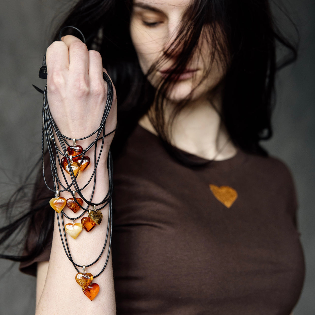 Melna aukliņa ar dzintara kulonu DZINTARA SIRDS