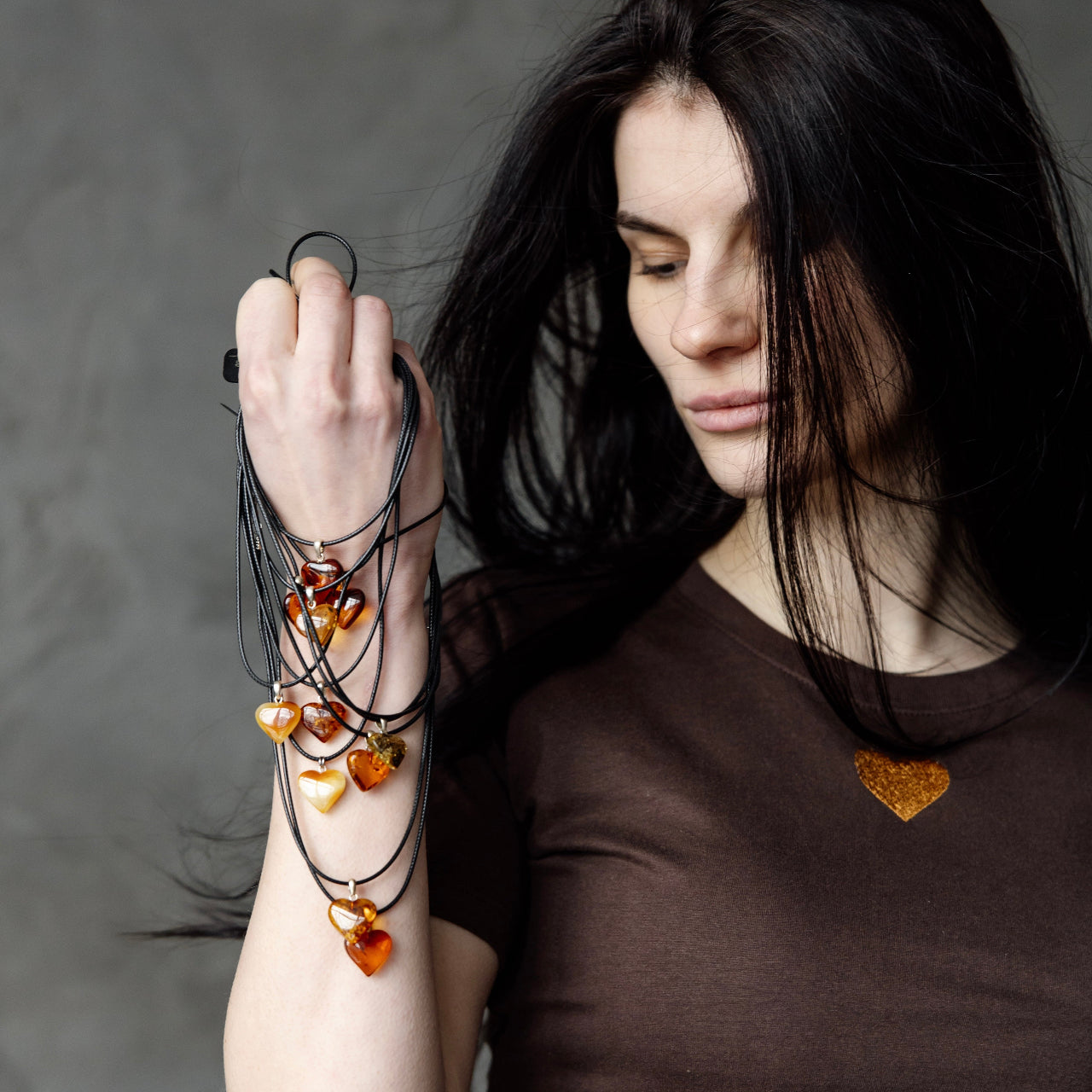 Melna aukliņa ar dzintara kulonu DZINTARA SIRDS